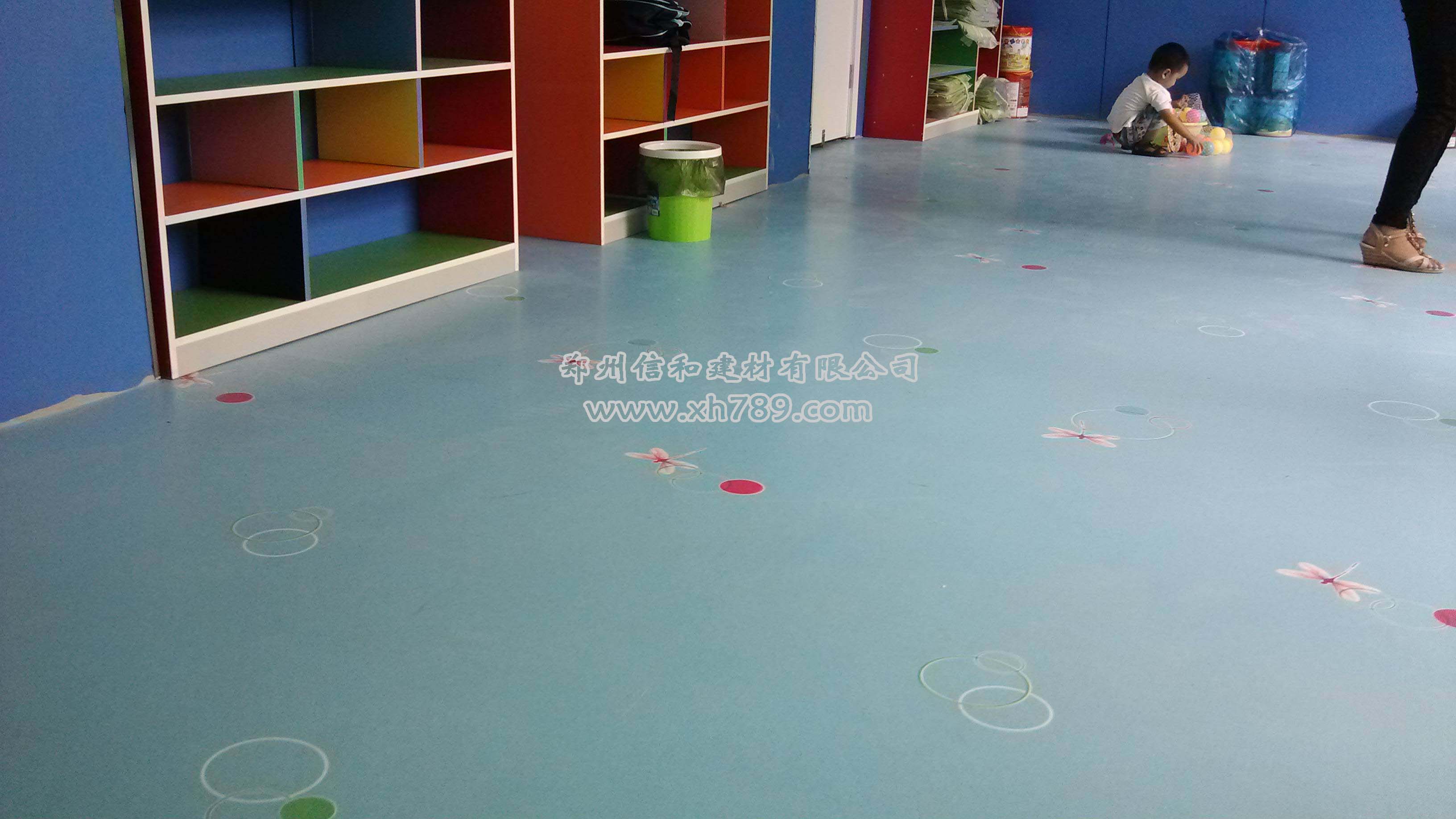 登封市銀座藍(lán)天幼兒園選用鄭州信和建材塑膠地板
